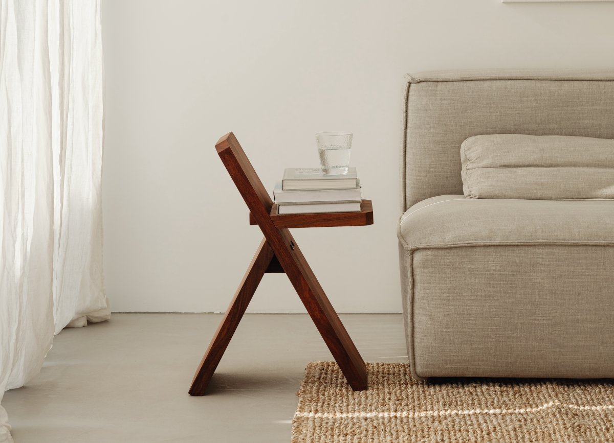 Casa Mariposa Service de décoration d'intérieur Casa Mariposa chaise en bois brut et canapé intérieur japandi